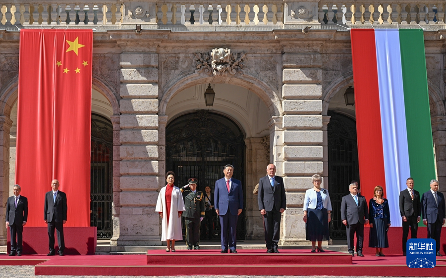 习近平出席匈牙利总统舒尤克和总理欧尔班举行的欢迎仪式(图1)