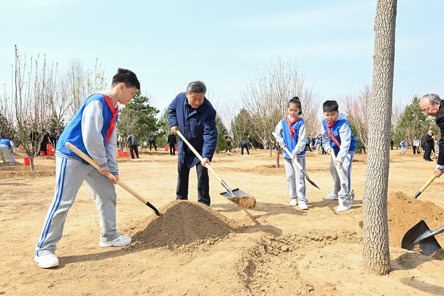 习近平：汇聚共建美丽中国磅礴力量 让祖国大地更加绿意盎然生机勃发习近平在参加首都义务植树活动时强调 汇聚共建美丽中国磅礴力量 让祖国大地更加绿意盎然生机勃发 李强赵乐际王沪宁蔡奇丁薛祥李希韩正参加    4月3日，党和国家领导人习近平、李强、赵乐际、王沪宁、蔡奇、丁薛祥、李希、韩正等来到北京市丰台区永定河畔参加首都义务植树活动。这是习近平同大家一起植树。新华社记者 谢环驰 摄   新华社北京4月3(图3)