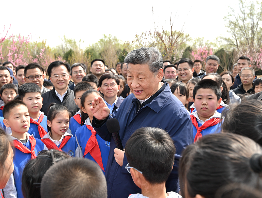 习近平：汇聚共建美丽中国磅礴力量 让祖国大地更加绿意盎然生机勃发习近平在参加首都义务植树活动时强调 汇聚共建美丽中国磅礴力量 让祖国大地更加绿意盎然生机勃发 李强赵乐际王沪宁蔡奇丁薛祥李希韩正参加    4月3日，党和国家领导人习近平、李强、赵乐际、王沪宁、蔡奇、丁薛祥、李希、韩正等来到北京市丰台区永定河畔参加首都义务植树活动。这是习近平同大家一起植树。新华社记者 谢环驰 摄   新华社北京4月3(图5)