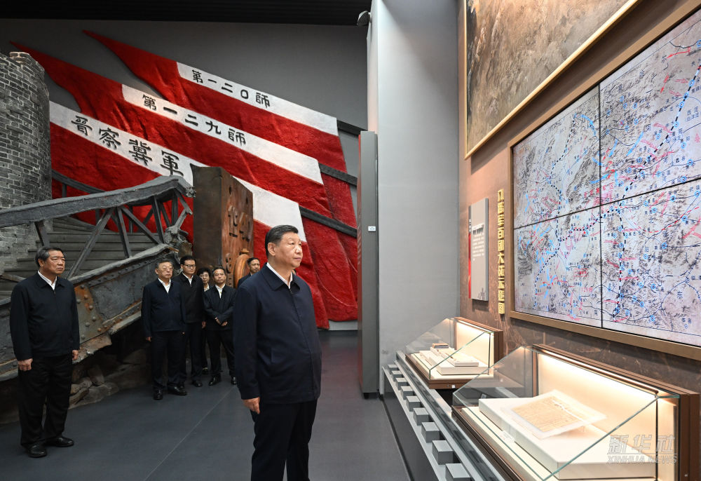 习近平在山西阳泉市向抗战烈士敬献花篮并参观百团大战纪念馆(图3)
