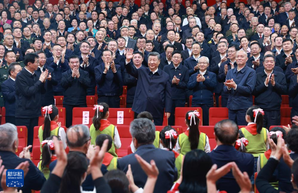 习近平观看庆祝新疆维吾尔自治区成立70周年文艺晚会《美丽新疆》(图1)