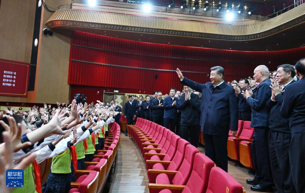 习近平观看庆祝新疆维吾尔自治区成立70周年文艺晚会《美丽新疆》(图2)
