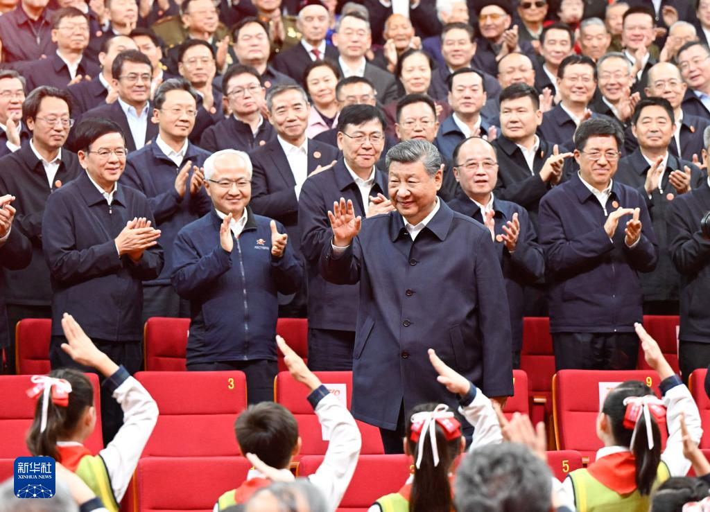 习近平观看庆祝新疆维吾尔自治区成立70周年文艺晚会《美丽新疆》(图3)