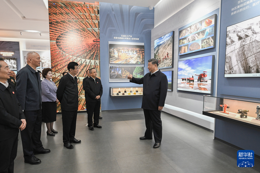 习近平参观新疆维吾尔自治区成立70周年主题成就展(图3)