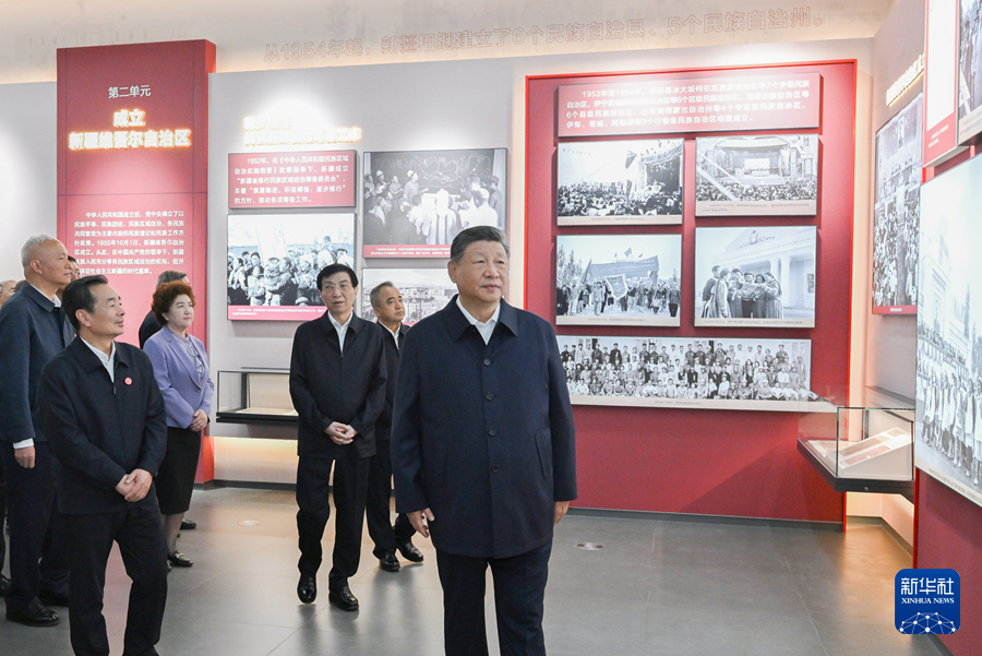 习近平参观新疆维吾尔自治区成立70周年主题成就展(图4)