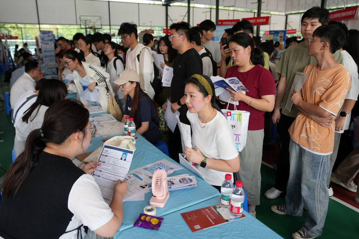 思想之光照亮奋进之路——以习近平同志为核心的党中央引领中国经济社会高质量发展迈向新境界(图10)