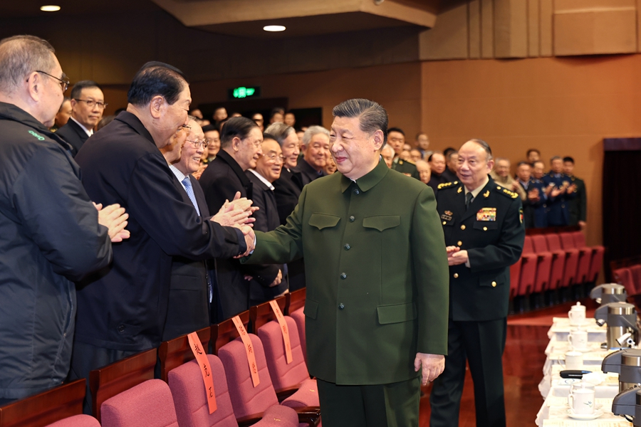 中央军委举行慰问驻京部队老干部迎新春文艺演出 习近平向全军老同志祝贺新春   2月6日下午，中央军委慰问驻京部队老干部迎新春文艺演出在中国剧院举行。中共中央总书记、国家主席、中央军委主席习近平观看演出，向在座的军队老同志，向全军离退休老干部，致以节日问候和新春祝福。 新华社记者 李刚 摄   新华社北京2月7日电（记者梅常伟）中央军委慰问驻京部队老干部迎新春文艺演出6日下午在中国剧院举行。中共中央(图1)