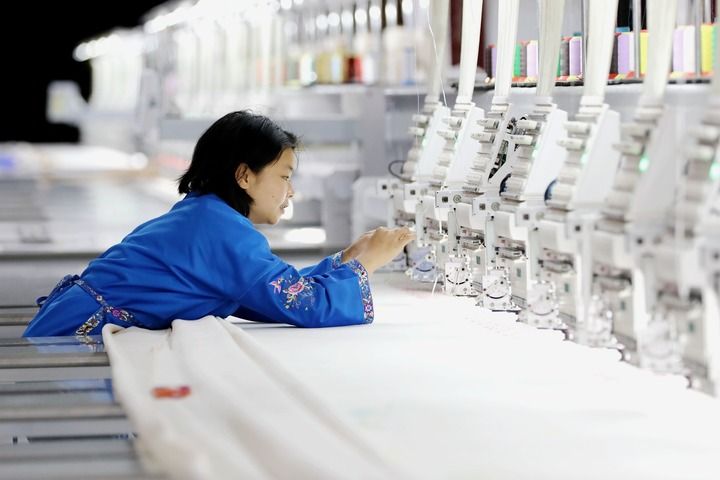 新华社北京3月2日电 《习近平总书记率领打赢脱贫攻坚战》一书近日由中共中央党校出版社出版，在全国发行。(图9)
