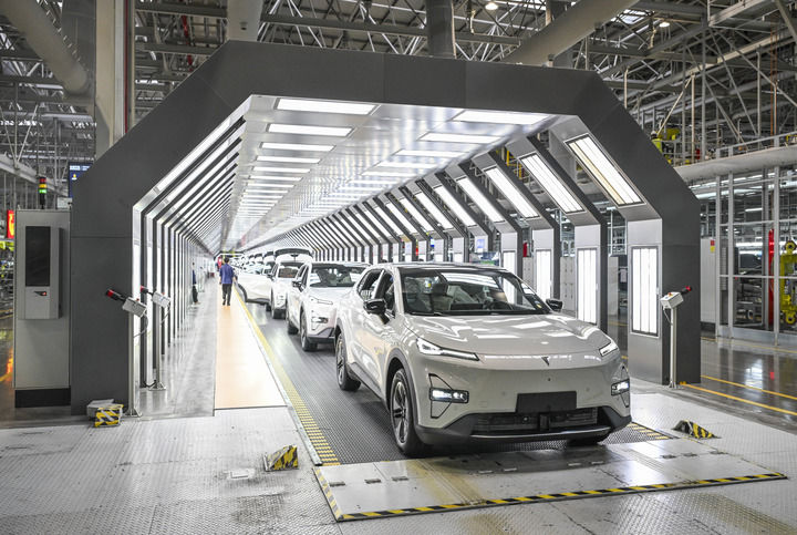 新华社北京3月2日电 《习近平总书记率领打赢脱贫攻坚战》一书近日由中共中央党校出版社出版，在全国发行。(图6)
