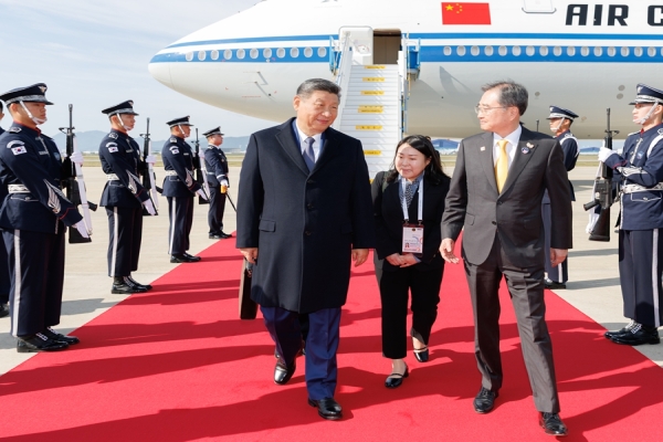 习近平抵达韩国出席亚太经合组织第三十二次领导人非正式会议并对韩国进行国事访问