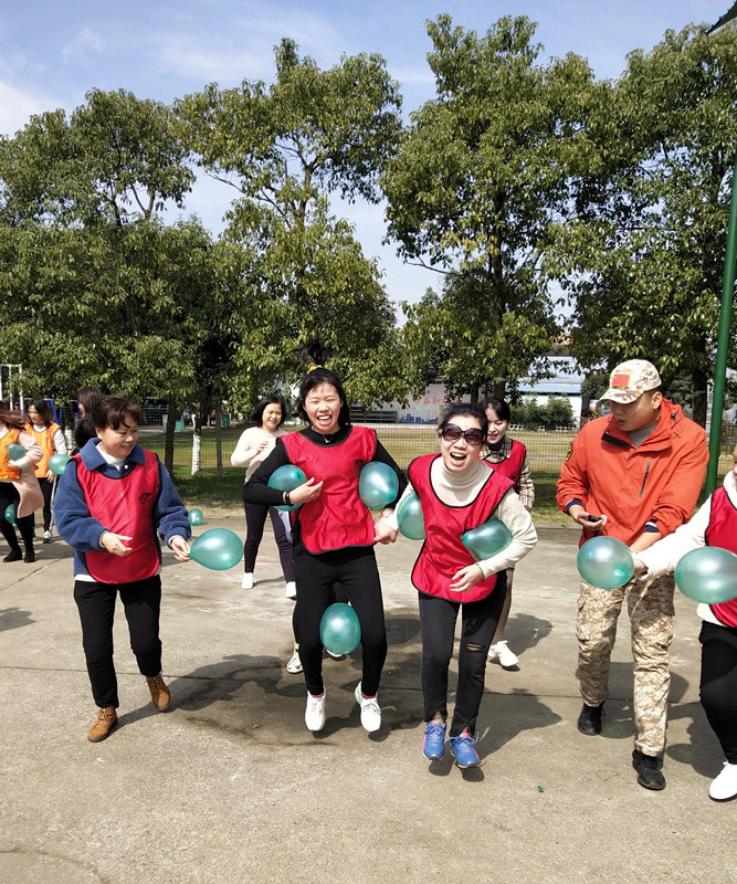 雷竞技官网网站登录举行“三八妇女节”趣味活动(图3)