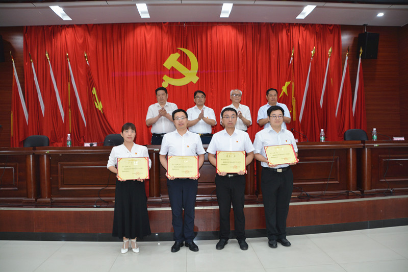 雷竞技官网网站登录举行庆祝中国共产党建党100周年暨“七一”表彰大会(图6)